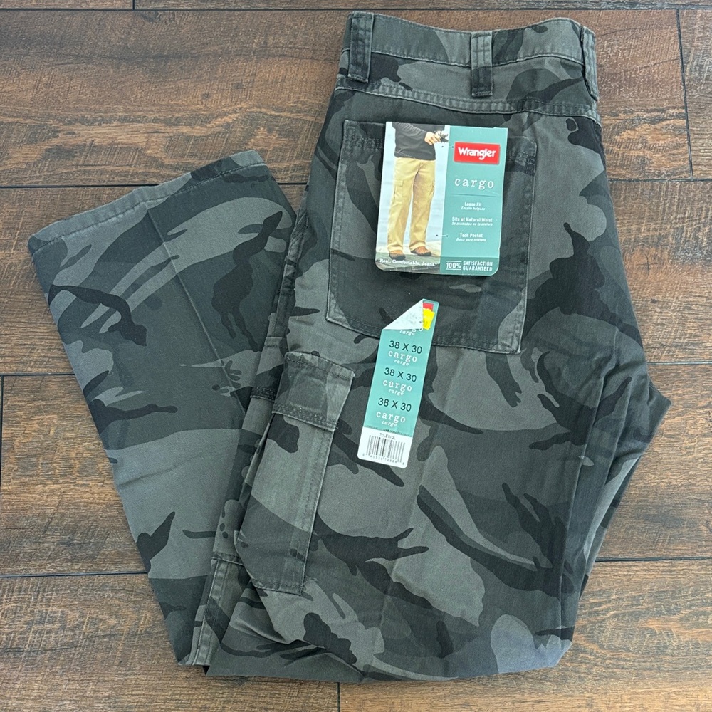 Wrangler Men's Dark Gray Camo Cargo Pants